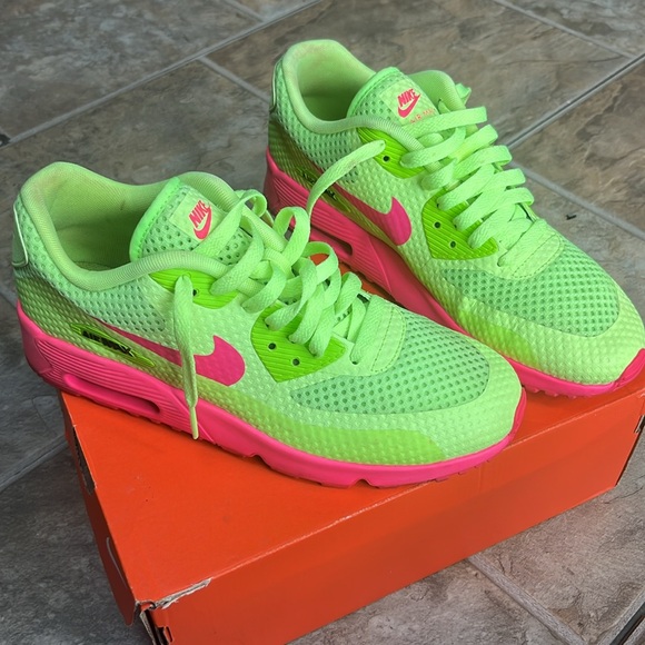 Nike Air Max sneakers size 7Y/8.5 women’s - Picture 2 of 7